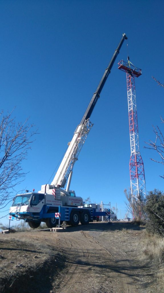 Montaje de Antena con Grúa en Sierra Nevada - Espagruas