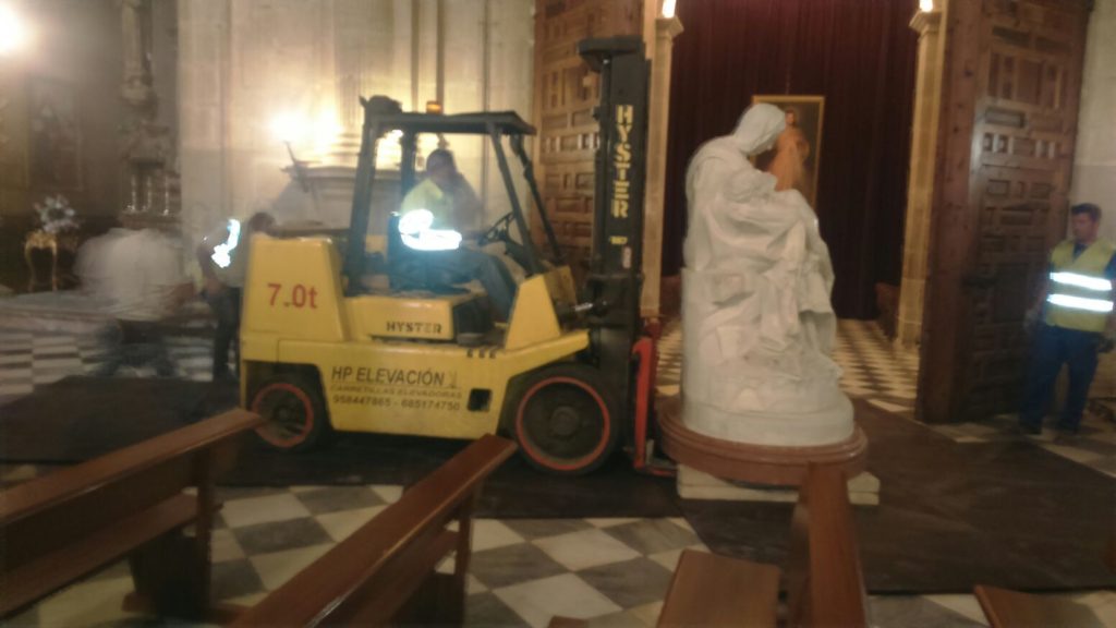 Movimiento de escultura en la Catedral de Guadix - Espagruas