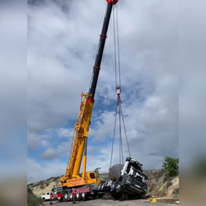 Rescate con grúa de vehículo pesado en carretera