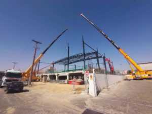 Montaje con grua de estructura metalica para cubierta