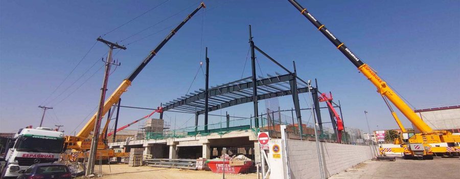 Montaje con grua de estructura metalica para cubierta